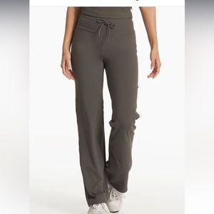 Vuori Daily Wide Leg in Oregano. size M. Worn once, like new.